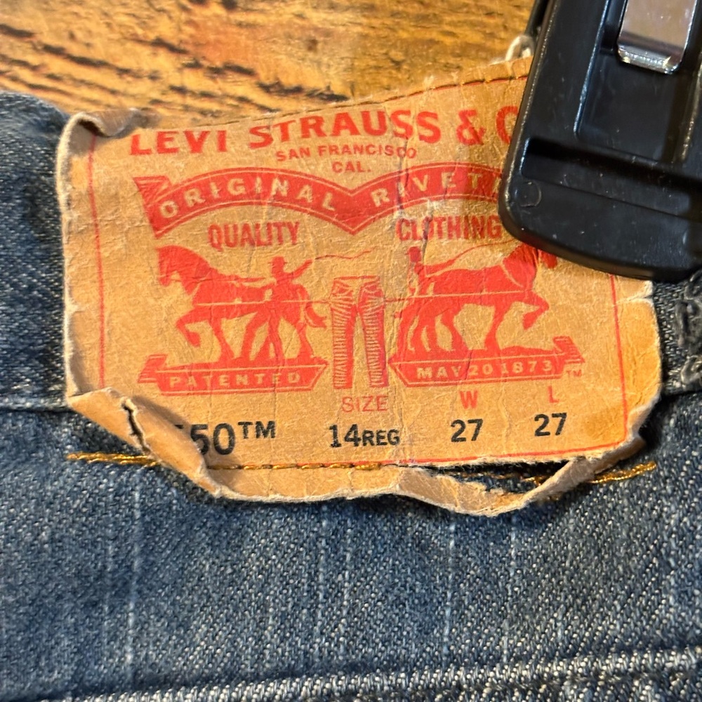 Levi's 550 Relaxed Distressed Denim Shorts - Picture 3 of 5